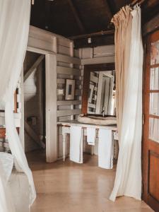 黑河区Harmonie的一间设有白色桌子和镜子的客房