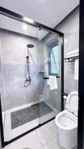 达累斯萨拉姆No 33 Lodge的浴室设有玻璃淋浴间和卫生间