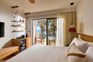 斯塔里斯Alai Crete a Tribute Portfolio Resort的一间卧室配有一张床,享有海景