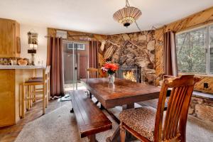 大熊湖POPKO'S PLACE #1426的一间带木桌和壁炉的用餐室