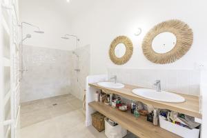 拉瓦勒La Familia - Maison chaleureuse的浴室设有2个水槽和2面镜子