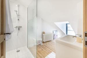 拉瓦勒La Familia - Maison chaleureuse的带淋浴和盥洗盆的白色浴室