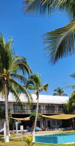 松索纳特Lali Beach Hotel Boutique的棕榈树和游泳池度假村