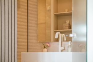 奥斯赛拜-屈隆斯博恩阿斯托利亚海边酒店的一间带水槽和镜子的浴室