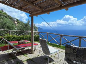 康加德马里尼villa lucia的一个带桌椅的庭院和大海