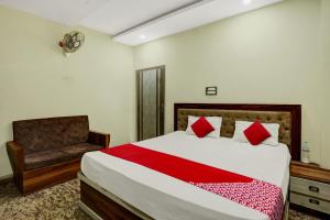 兰奇OYO Hotel Shubham的一间卧室配有一张大床和一把椅子