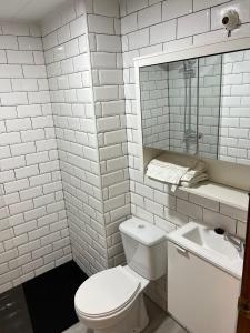 克尤伯厄拉斯Palm Beach的白色的浴室设有卫生间和水槽。