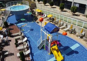 波苏斯-迪卡尔达斯Cassino All Inclusive Resort Poços de Caldas的一个带滑梯的游泳池和一个水上公园