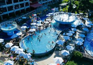 波苏斯-迪卡尔达斯Cassino All Inclusive Resort Poços de Caldas的一座大型游泳池,里面设有水公园里的人