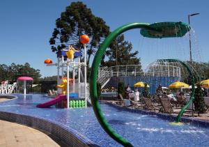波苏斯-迪卡尔达斯Cassino All Inclusive Resort Poços de Caldas的一个带水上滑梯的水上公园的游泳池