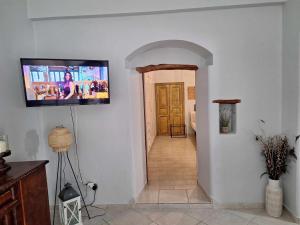 考弗尼西亚Melissa Chora的墙上的走廊上设有平面电视