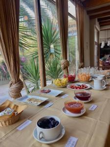 伊察西扎旅馆的餐桌,盘子,杯子和碗