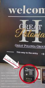 克拉科夫Great Polonia Kraków City Center的红箭头旁看额外收音机的标志