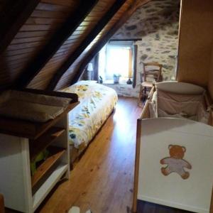 SarrouxGîte de France à Sarroux - St Julien 3 épis - Gîte de France 8 personnes 134的一间卧室,床上有泰迪熊