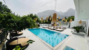 安塔利亚GÜLER BUTİK HOTEL的一座山楼顶部的游泳池