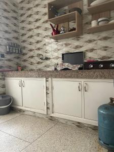 拉巴特Charmant appartement à Hassan的厨房配有白色橱柜和台面
