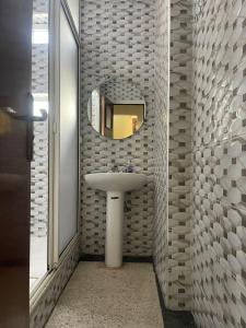 拉巴特Charmant appartement à Hassan的一间带水槽和镜子的浴室