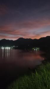 安格拉杜斯雷斯Recanto J&R的夜晚水体的景色