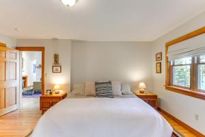 MilbridgeChic Addison Home with Fire Pit on 8 Private Acres!的一间卧室配有一张带两盏灯的大型白色床。