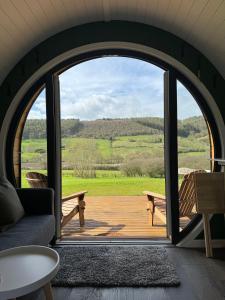斯卡伯勒Luxury Glamping In North Yorkshire National Park & Coastal Area的客厅设有大型拱形窗户