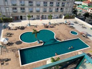 彼得罗波利斯Apartamento Hotel Itaipava Petropolis的大楼游泳池的顶部景色