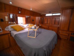 瓦伦西亚Hyperia的船上一张大床,上面有桌子