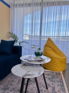 格勒姆Gibel Apartments的客厅配有桌子和黄色沙发