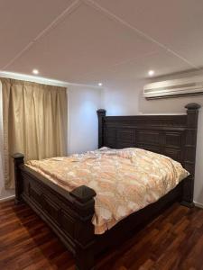 达沙Two rooms and one living room in Delma island的一间卧室,卧室内配有一张大床