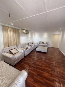 达沙Two rooms and one living room in Delma island的客厅设有真皮沙发和木地板