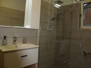 凯法利尼亚岛Casa Cimara的带淋浴和盥洗盆的浴室