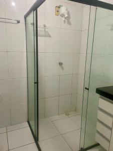 贝伦Casa Maria Toda Linda的浴室里设有玻璃门淋浴