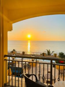 劳德代尔堡大西洋Spa酒店的从酒店的阳台可以欣赏到日落时的海滩景色