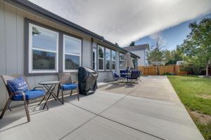 斯帕克斯Sparks Home with Fenced Yard 8 Mi to Dtwn Reno!的房屋内带桌椅的庭院
