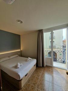 韦斯卡鲁加卡旅馆的一间卧室设有一张床和一个大窗户