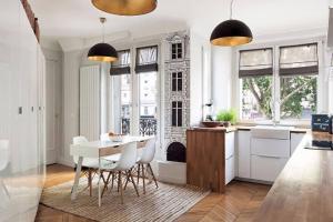 巴黎205sm luxury and design flat at Paris Montmartre的白色的厨房配有桌椅和窗户。