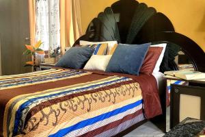 彼德拉斯内格拉斯Departamento un salto a la frontera的一间卧室配有带色彩缤纷枕头的床。