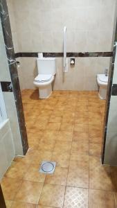萨莫拉萨莫拉旅馆的一间带两个卫生间的浴室,铺有木地板