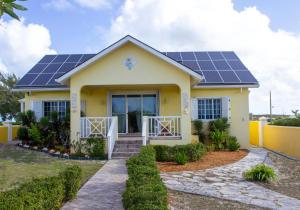大特克岛The Sunflower Villa的屋顶上设有太阳能电池板的房子