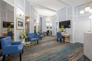 TrailCrown Columbia Hotel; BW Premier Collection的一间设有蓝色椅子和桌子的等候室