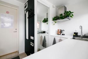 塔林Apartment for one - grey的厨房配有水槽和镜子