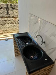 卡诺格布拉达Dunas Bar&Hotel的浴室内带水龙头的黑色水槽