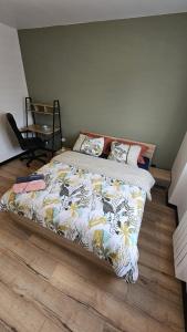 布雷斯特Maisonnette tout confort.的卧室内的一张带被子和枕头的床