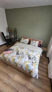 布雷斯特Maisonnette tout confort.的卧室内的一张带被子和枕头的床
