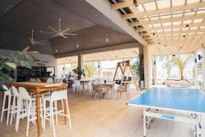 蓬塔查梅Sanctuary by Playa Caracol Residences的用餐室配有乒乓球桌和椅子