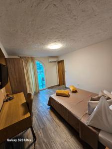 巴斯卡Bed & Breakfast Villa Terezija的一间卧室配有一张大床和一张桌子