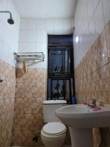 BulengaEQUATOR GATES HOTEL Bulega的一间带卫生间和水槽的浴室