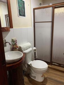 MacasCasa Noe - Noe House的一间带卫生间和水槽的浴室