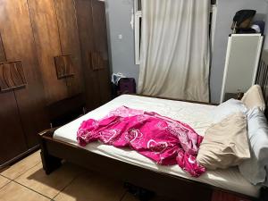 丘达德马拉波Maqueda 2. Sanjo的床上有粉红色毯子