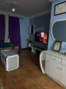 丘达德马拉波Maqueda 2. Sanjo的客厅配有桌子和电视