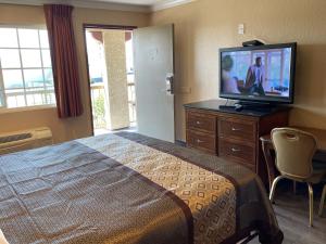 里弗赛德阿灵顿酒店的配有一张床和一台平面电视的酒店客房